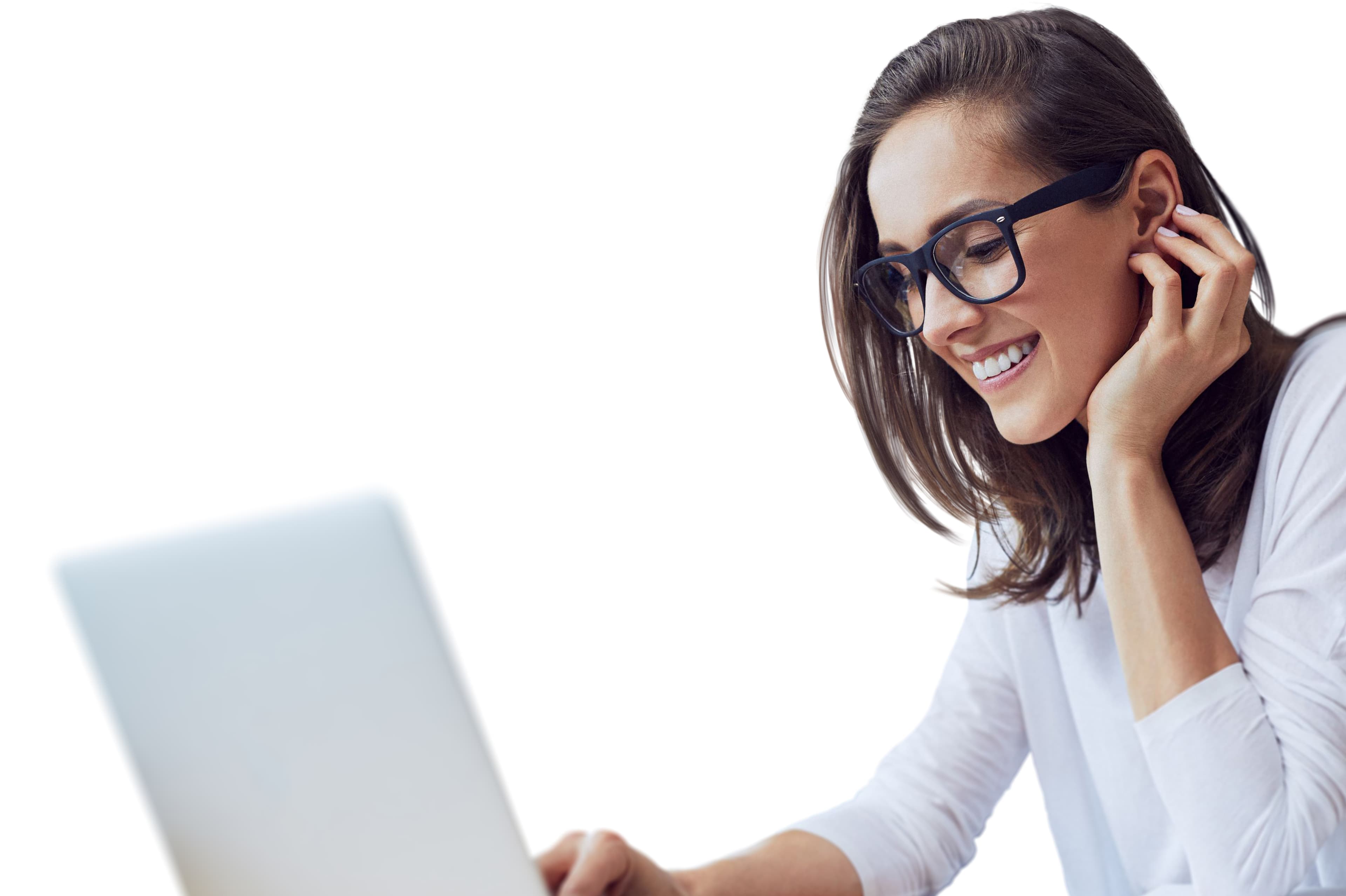 Mujer sonriente usando laptop